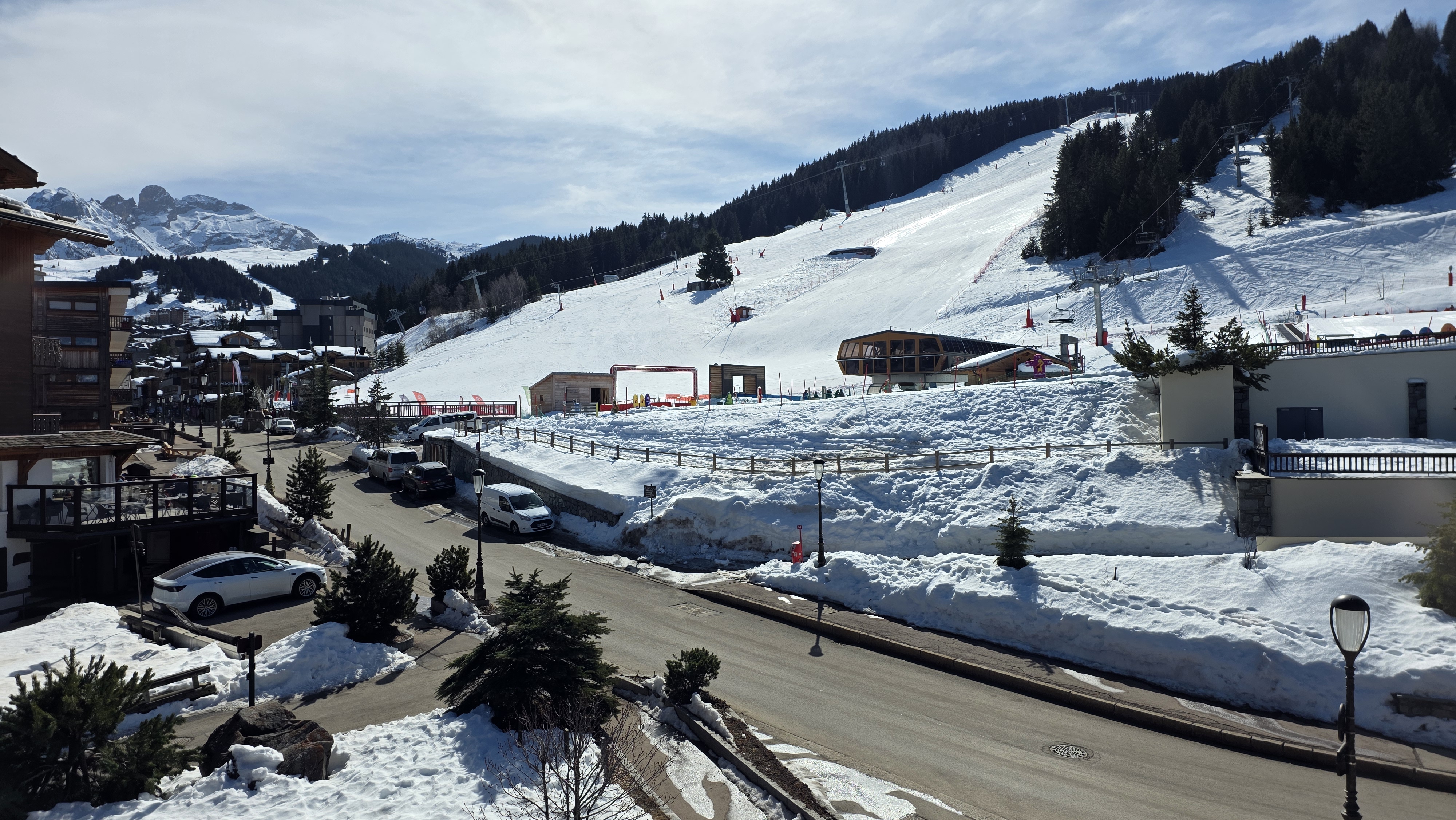 Vue de Courchevel 1550 : village et pistes depuis l'extérieur