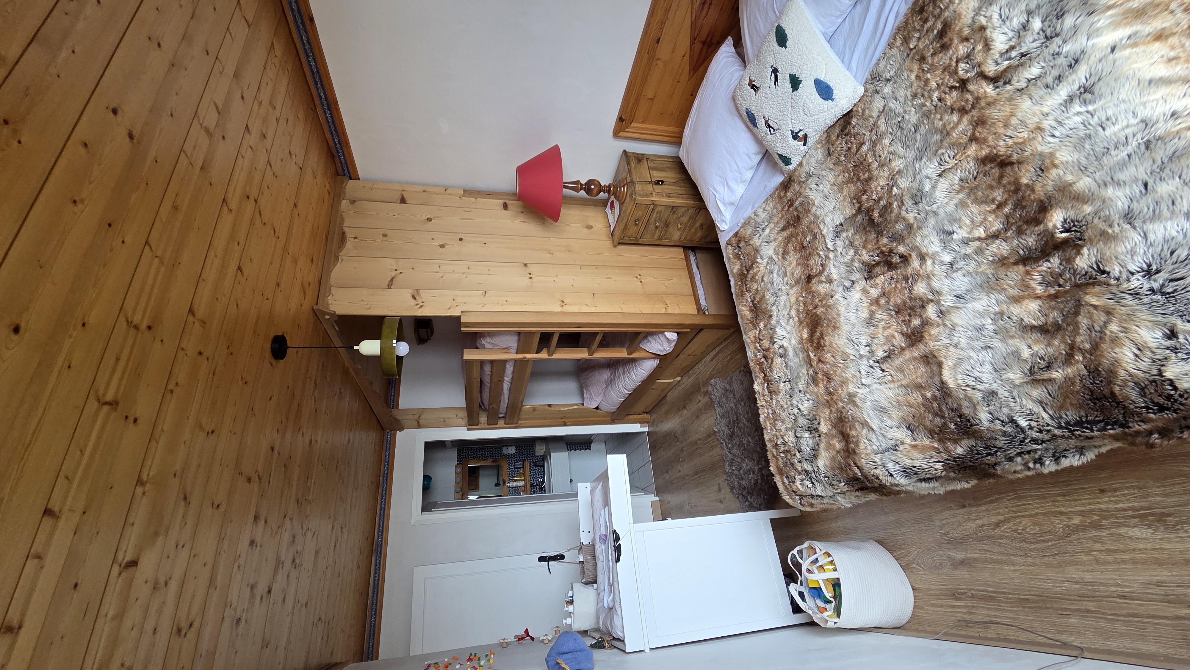 Chambre avec lit double et parquet bois