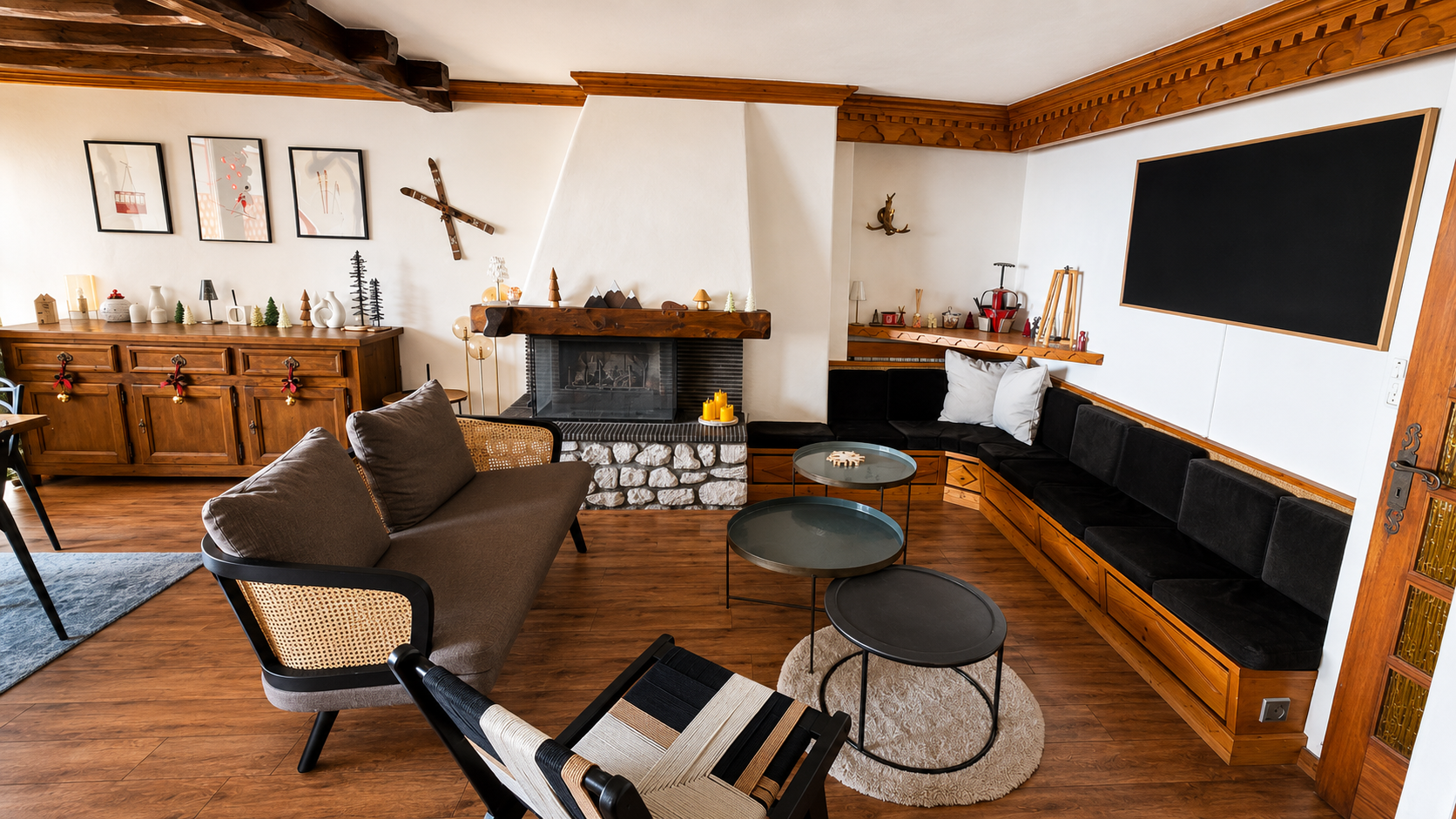 Salon avec cheminée en pierre, skis au mur et décoration montagne