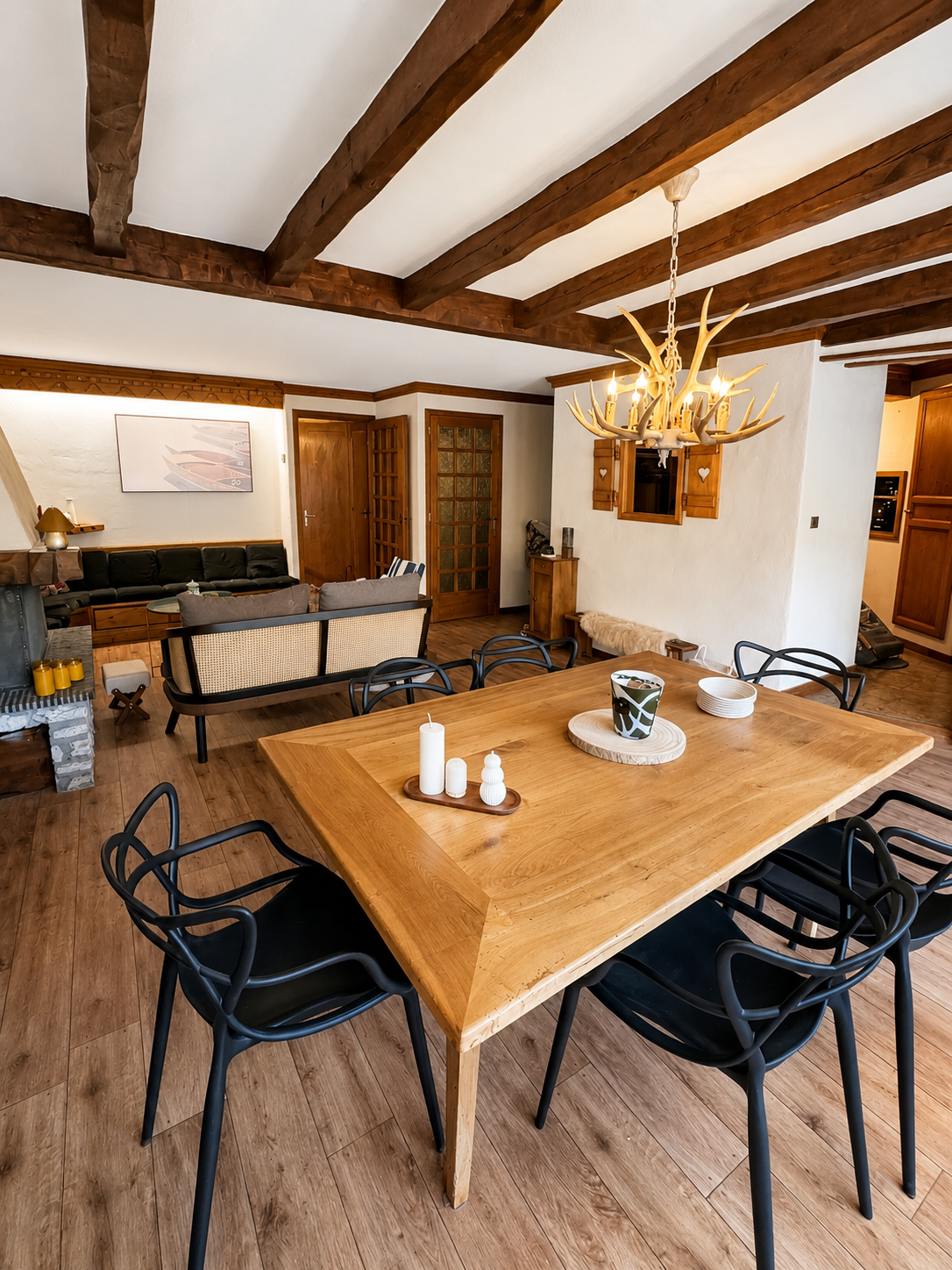 Salle à manger : table en bois massif, lustre bois de cerf et poutres apparentes