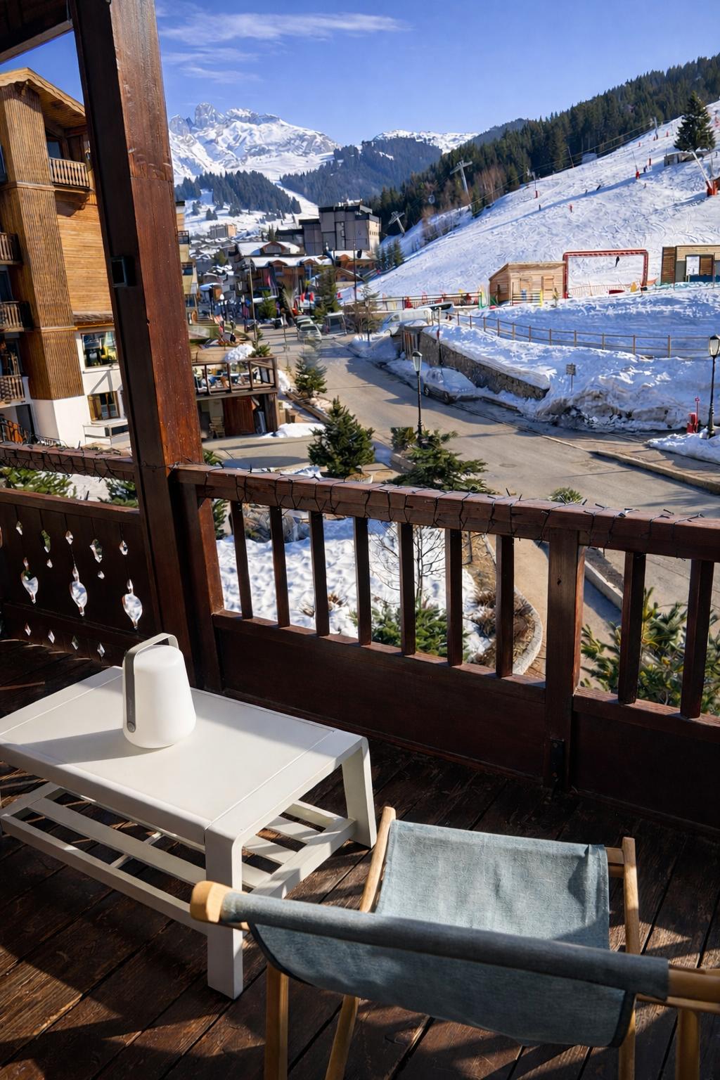 Vue depuis le balcon : pistes de Courchevel 1550 et village