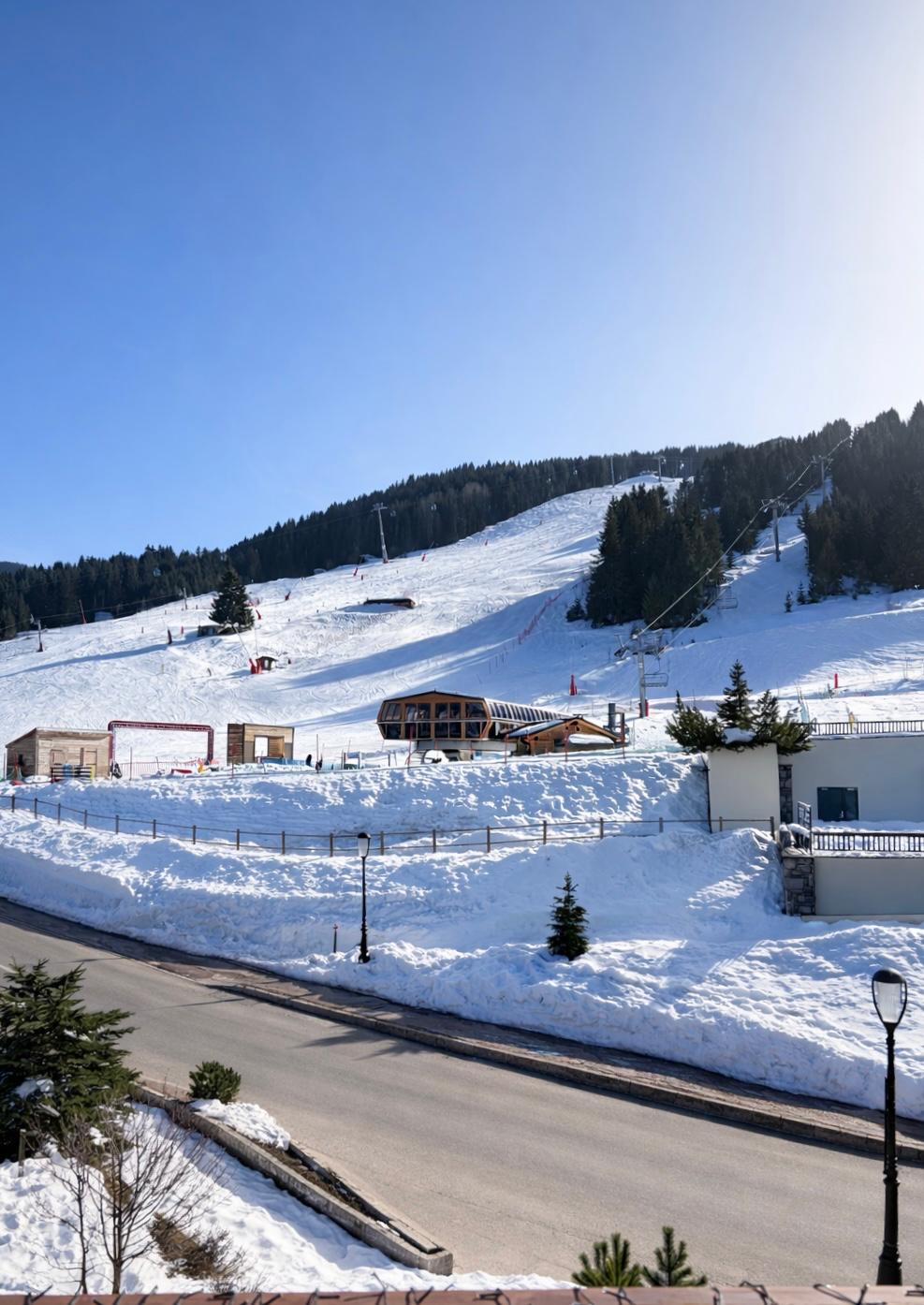 Vue extérieure : face aux pistes et au télésiège